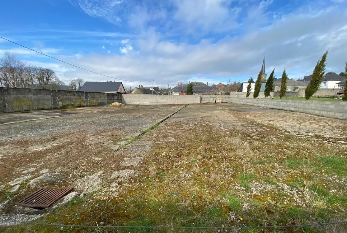 Bâtisse à rénover à Saint Denis de Gastines, idéal investisseur 