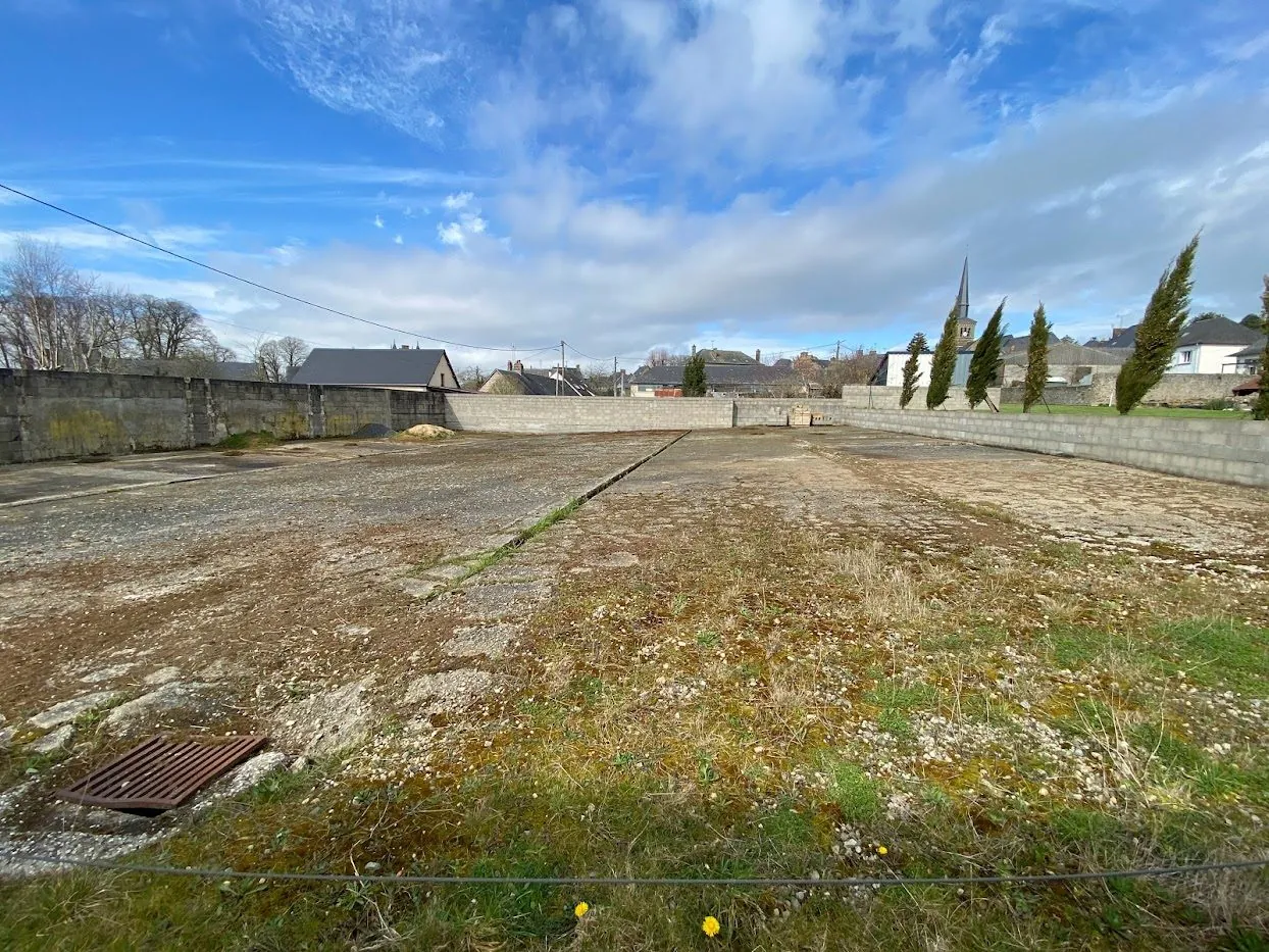 Bâtisse à rénover à Saint Denis de Gastines, idéal investisseur 