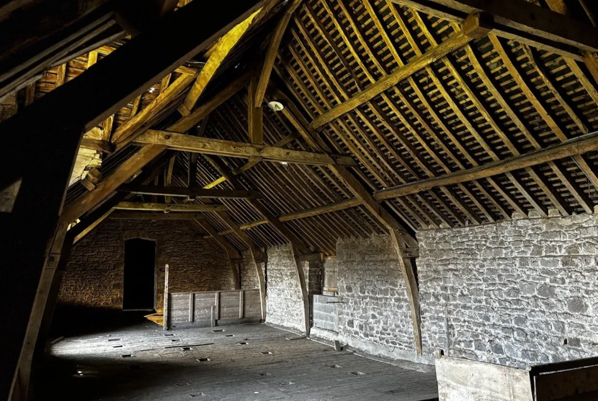 Bâtisse à rénover à Saint Denis de Gastines, idéal investisseur 