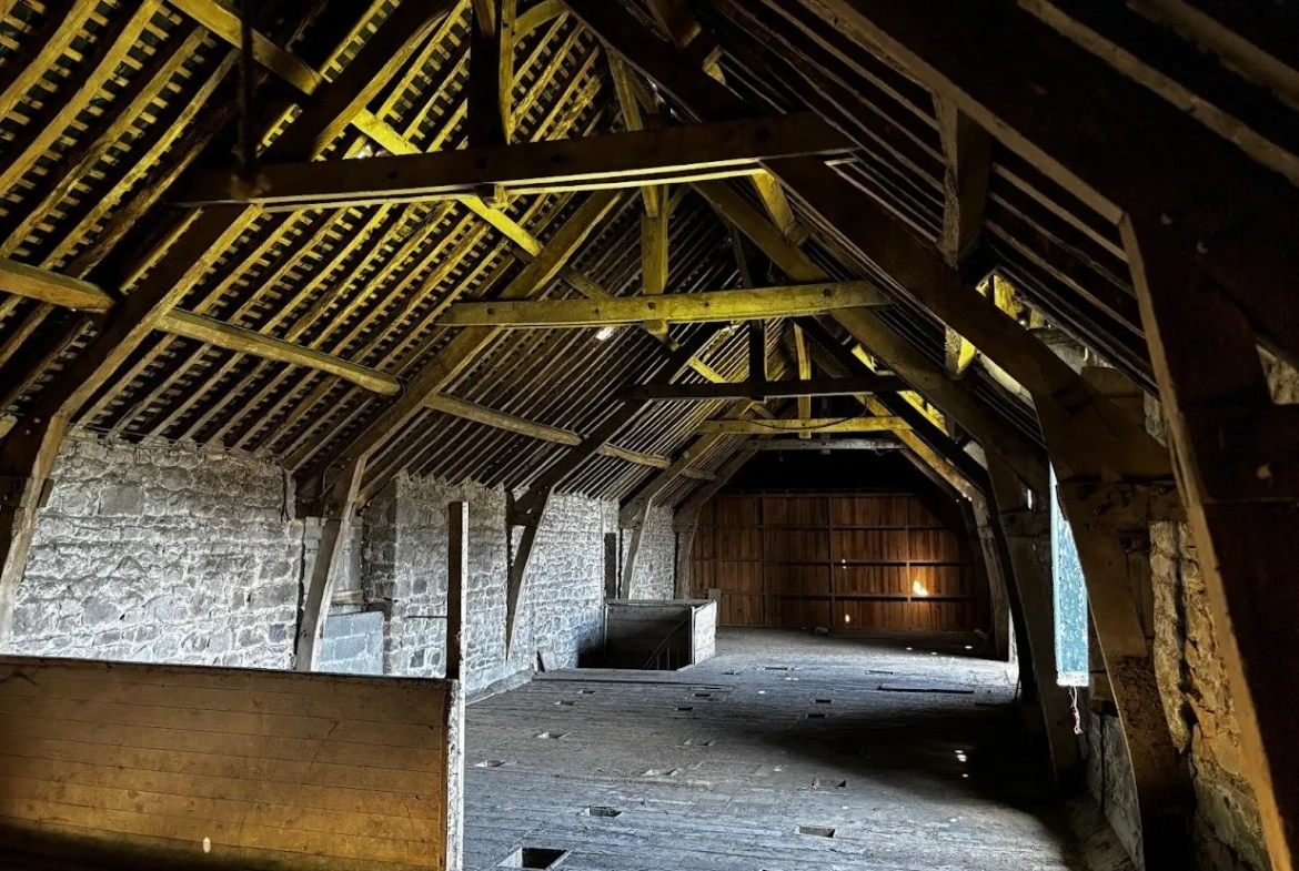 Bâtisse à rénover à Saint Denis de Gastines, idéal investisseur 