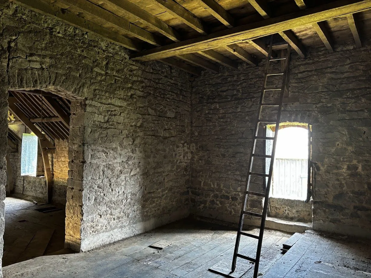 Bâtisse à rénover à Saint Denis de Gastines, idéal investisseur 