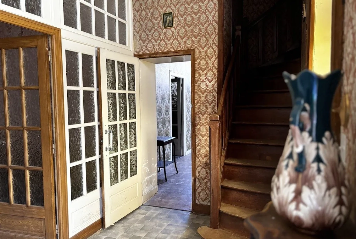 Bâtisse à rénover à Saint Denis de Gastines, idéal investisseur 