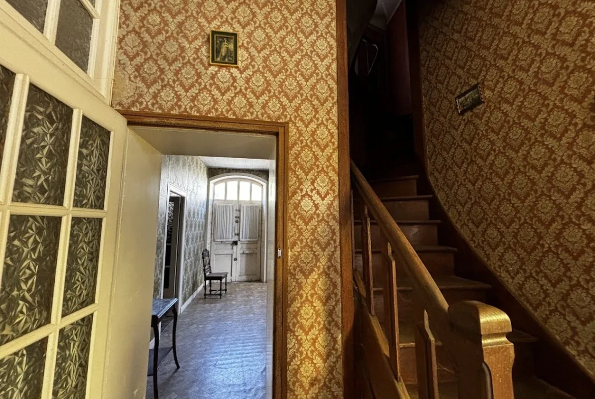 Bâtisse à rénover à Saint Denis de Gastines, idéal investisseur 