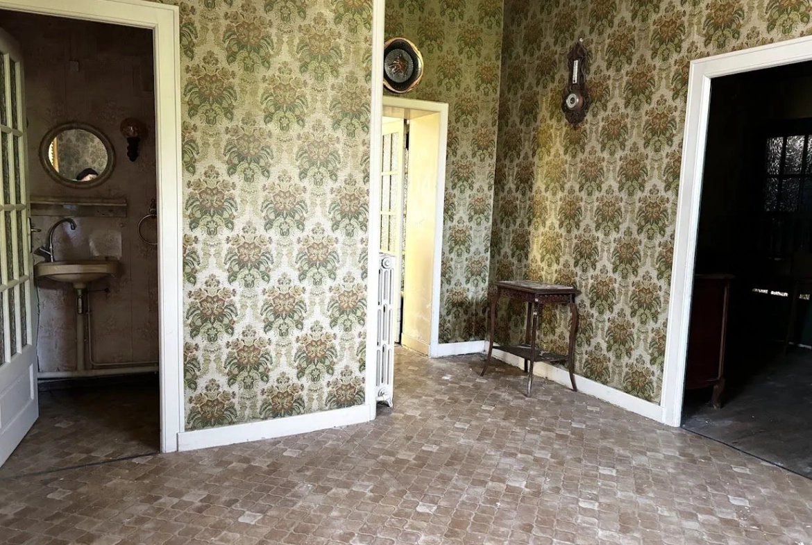 Bâtisse à rénover à Saint Denis de Gastines, idéal investisseur 