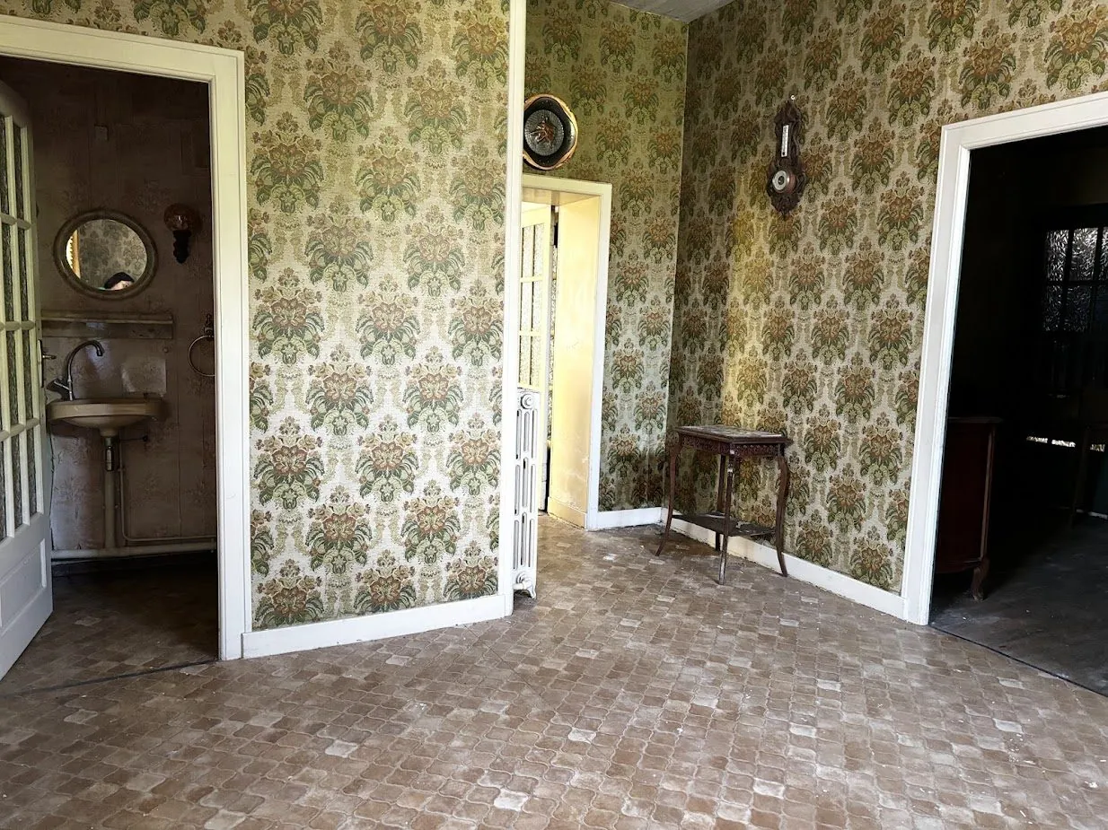 Bâtisse à rénover à Saint Denis de Gastines, idéal investisseur 