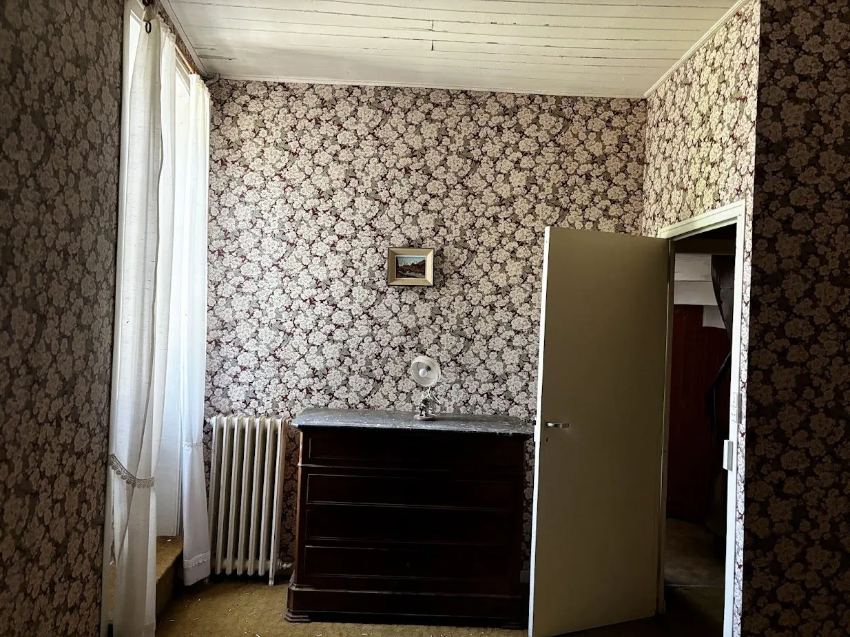 Bâtisse à rénover à Saint Denis de Gastines, idéal investisseur 