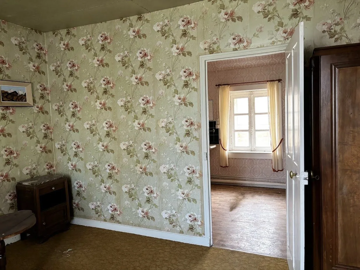 Bâtisse à rénover à Saint Denis de Gastines, idéal investisseur 