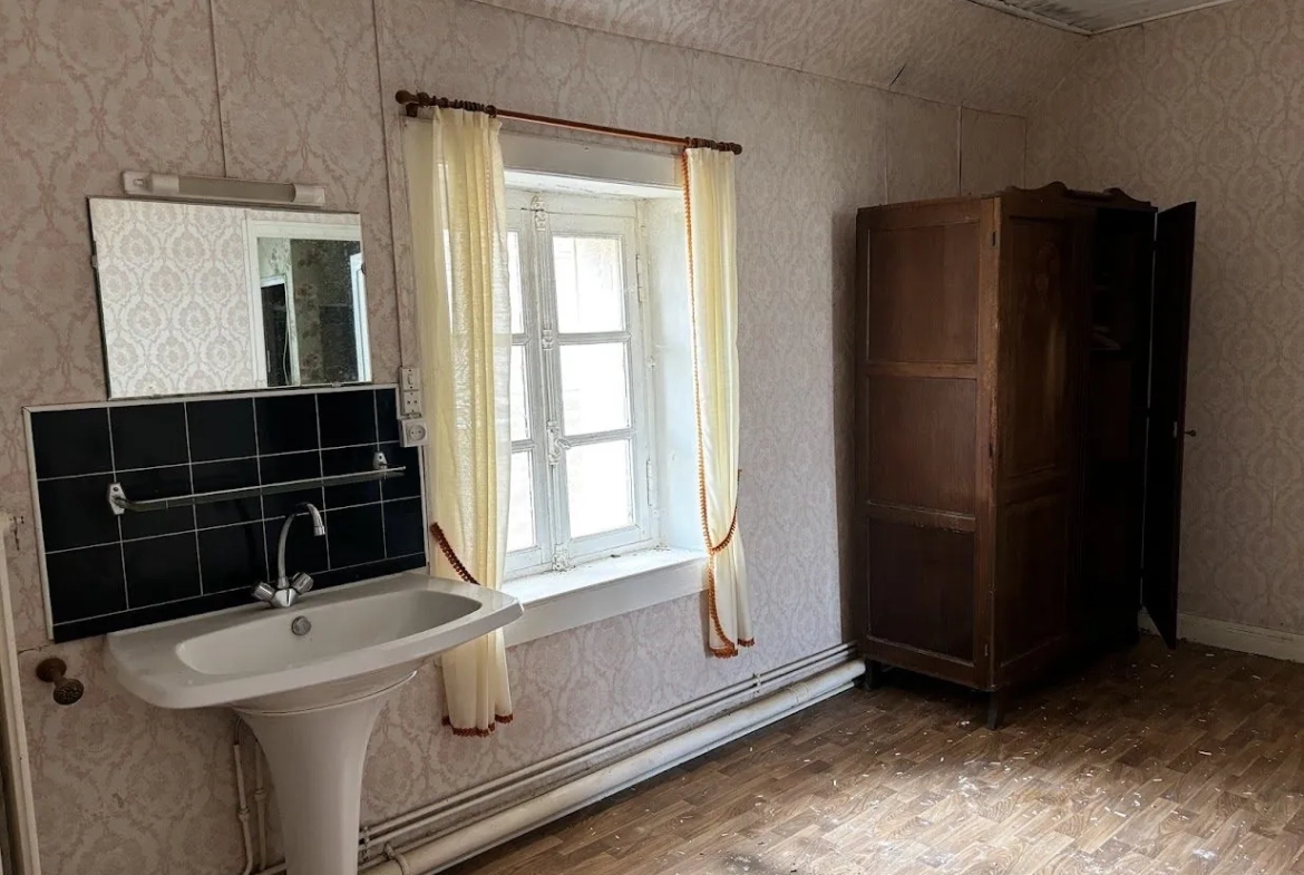 Bâtisse à rénover à Saint Denis de Gastines, idéal investisseur 