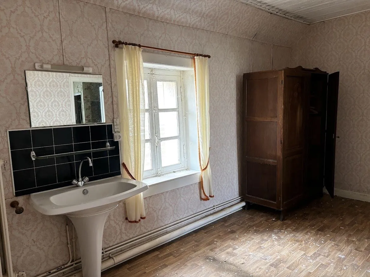 Bâtisse à rénover à Saint Denis de Gastines, idéal investisseur 