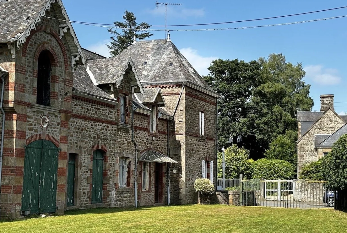Bâtisse à rénover à Saint Denis de Gastines, idéal investisseur 