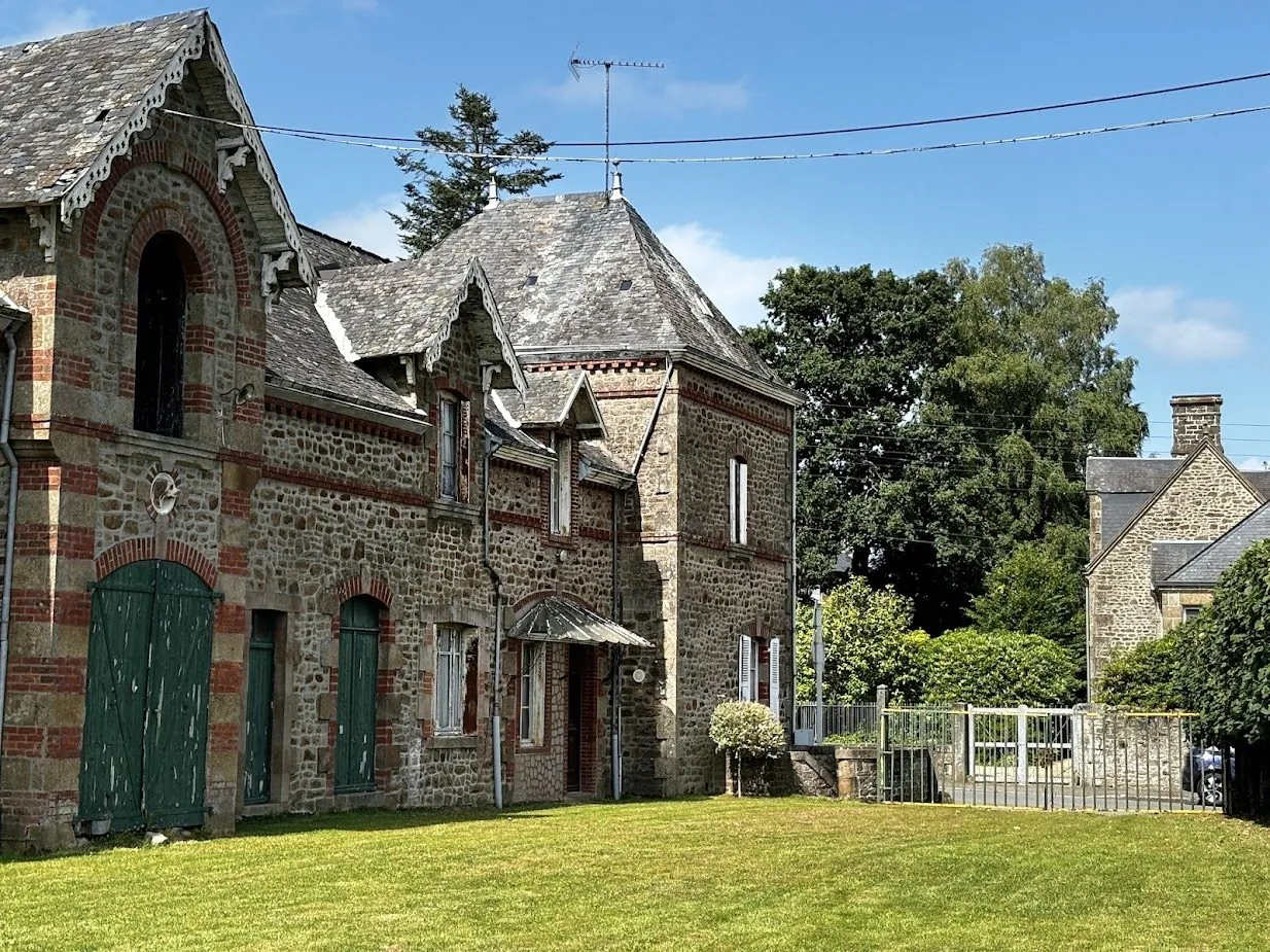 Bâtisse à rénover à Saint Denis de Gastines, idéal investisseur 