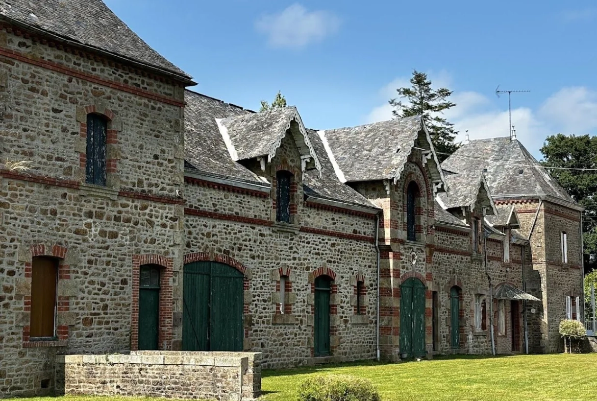 Bâtisse à rénover à Saint Denis de Gastines, idéal investisseur 