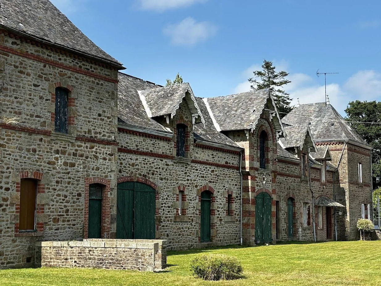 Bâtisse à rénover à Saint Denis de Gastines, idéal investisseur 