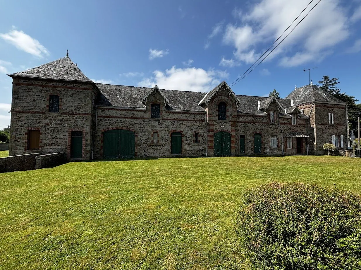 Bâtisse à rénover à Saint Denis de Gastines, idéal investisseur 