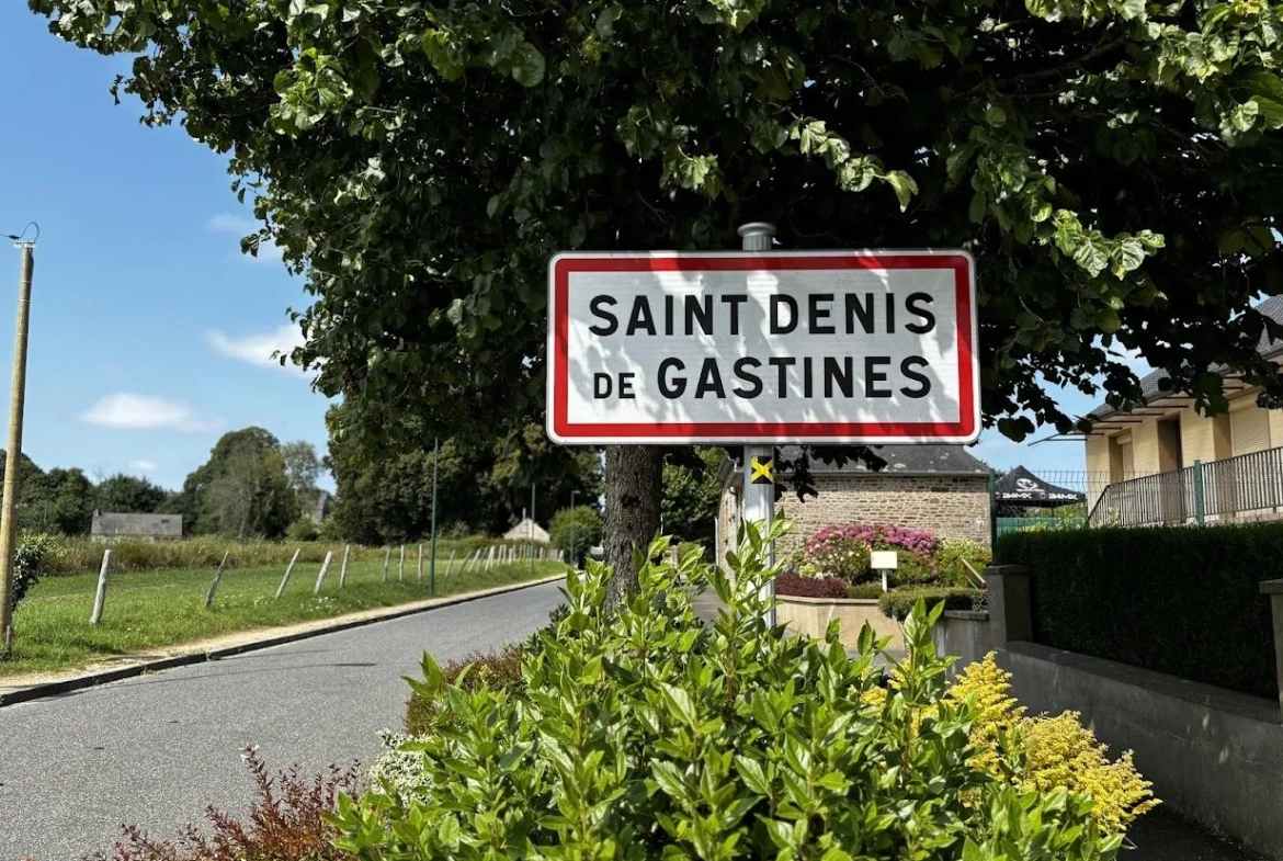 Bâtisse à rénover à Saint Denis de Gastines, idéal investisseur 