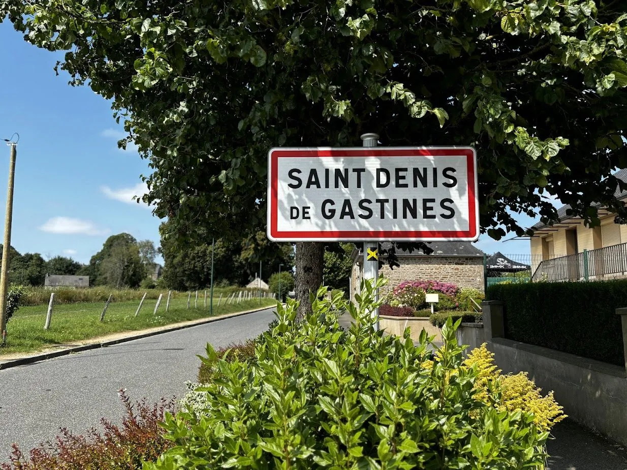 Bâtisse à rénover à Saint Denis de Gastines, idéal investisseur 