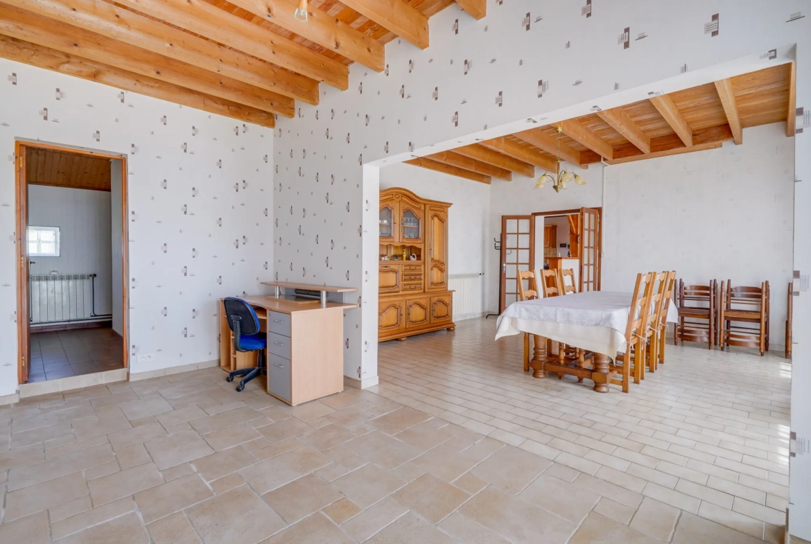 Belle longère de 190m² avec garage, hangar et grand terrain à Marcillac 