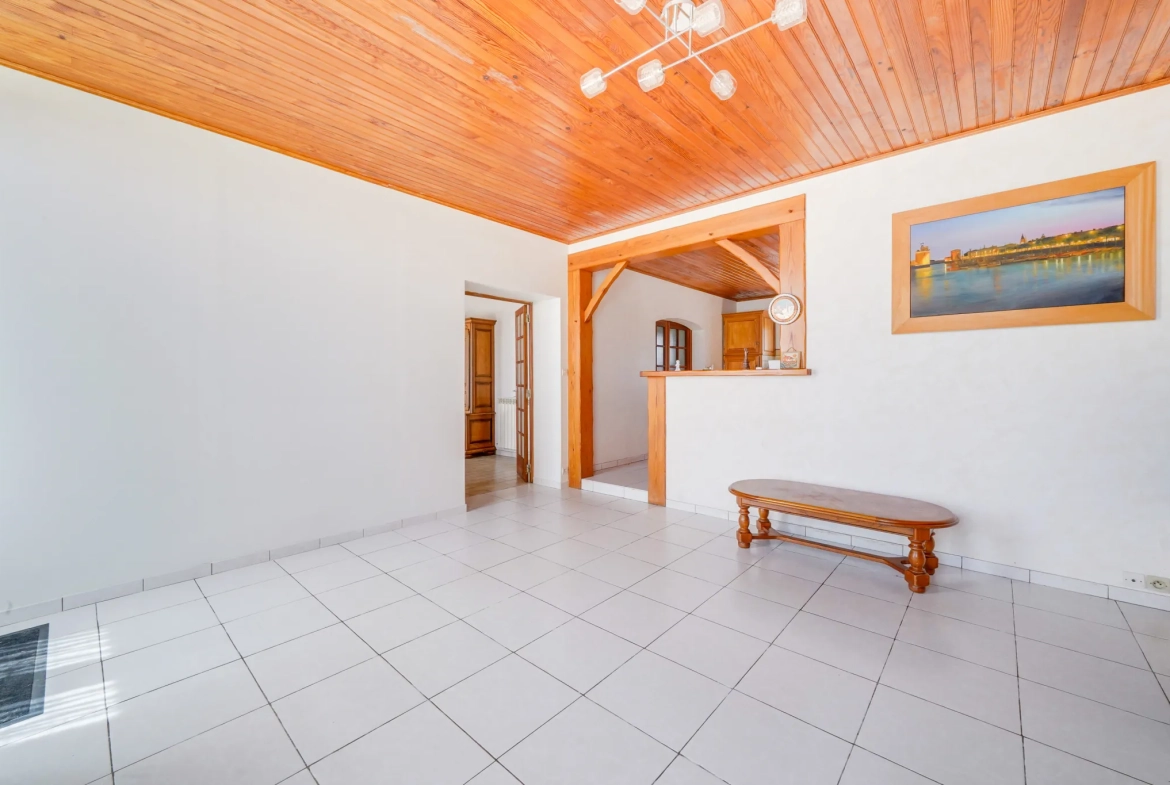 Belle longère de 190m² avec garage, hangar et grand terrain à Marcillac 
