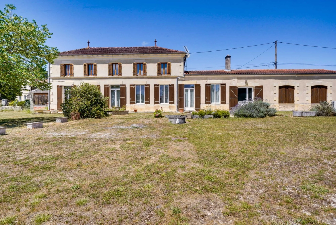 Belle longère de 190m² avec garage, hangar et grand terrain à Marcillac 