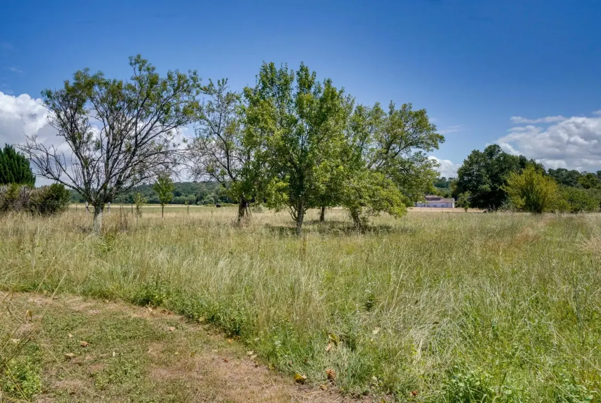 Belle longère de 190m² avec garage, hangar et grand terrain à Marcillac 