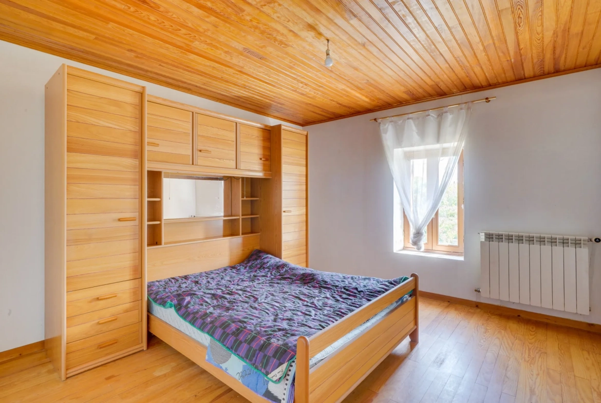 Belle longère de 190m² avec garage, hangar et grand terrain à Marcillac 