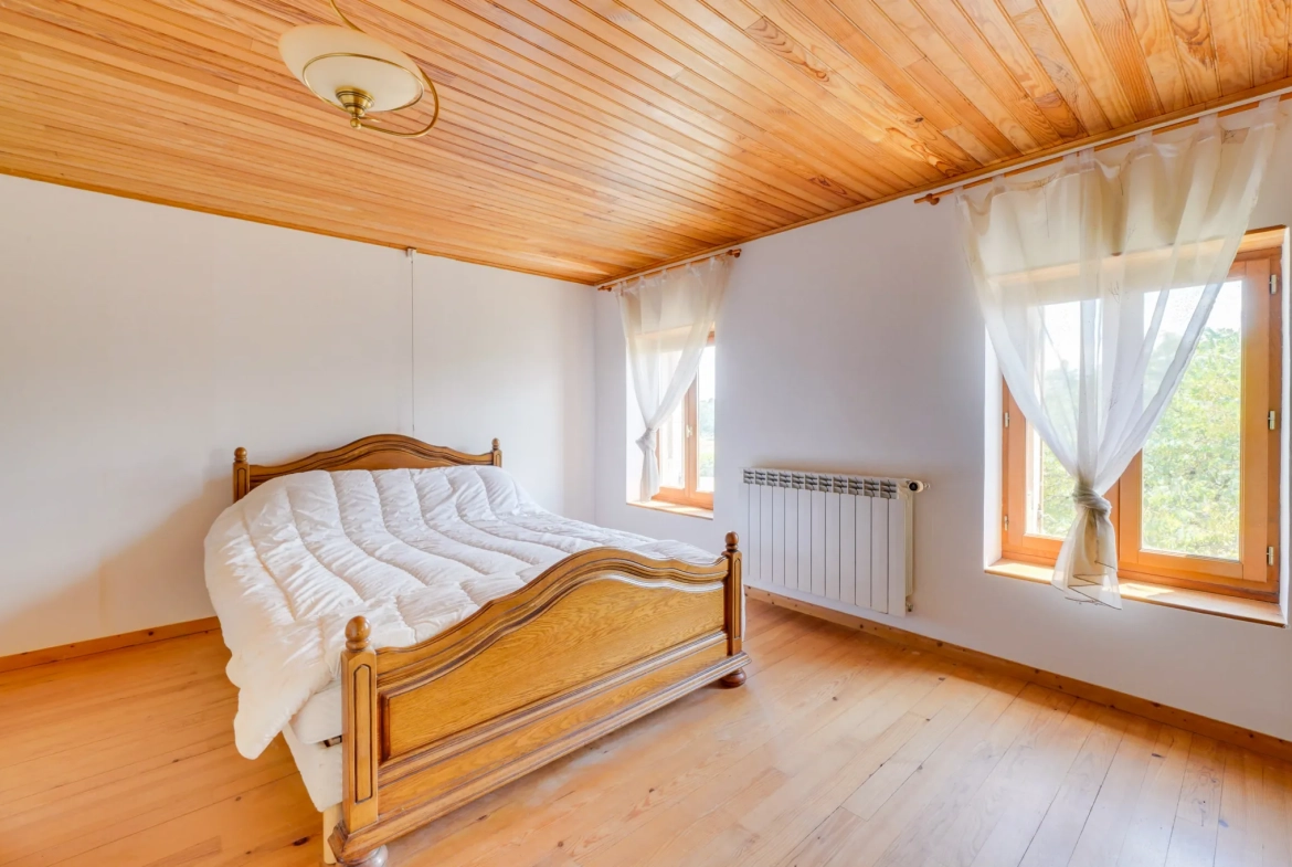 Belle longère de 190m² avec garage, hangar et grand terrain à Marcillac 