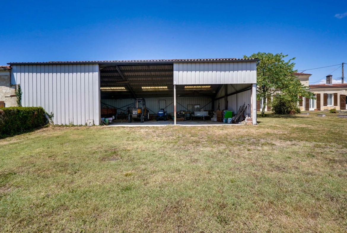 Belle longère de 190m² avec garage, hangar et grand terrain à Marcillac 