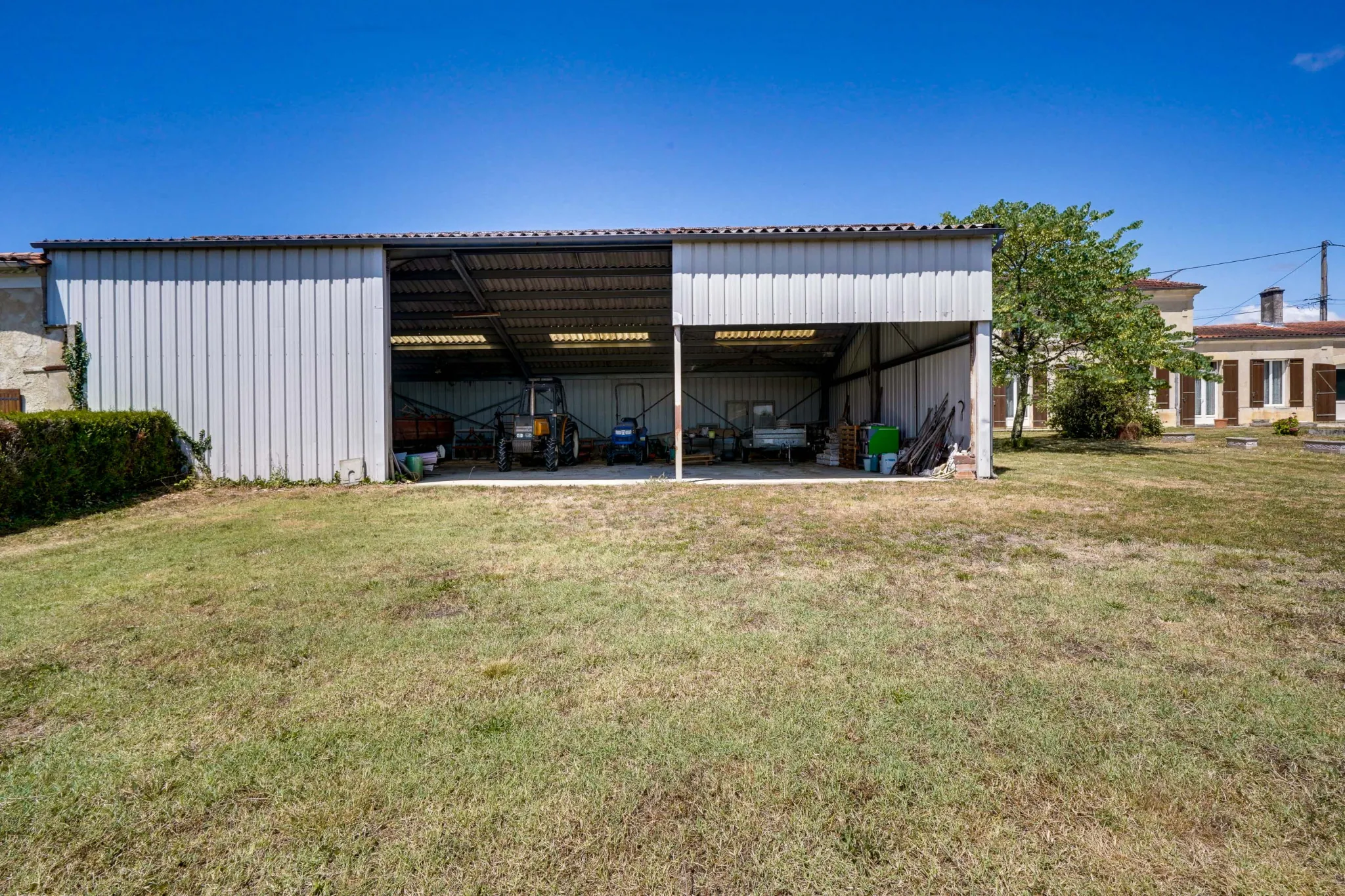 Belle longère de 190m² avec garage, hangar et grand terrain à Marcillac 
