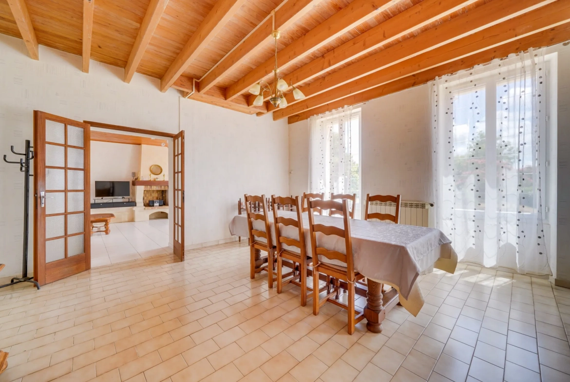 Belle longère de 190m² avec garage, hangar et grand terrain à Marcillac 