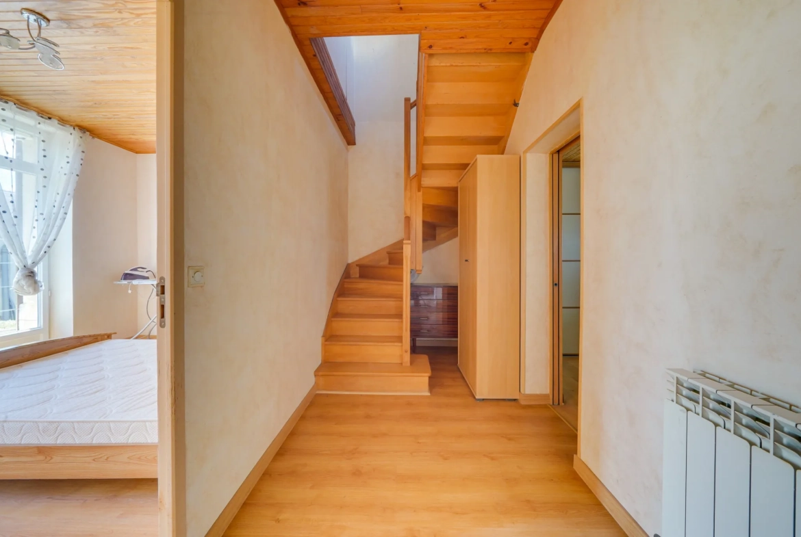 Belle longère de 190m² avec garage, hangar et grand terrain à Marcillac 