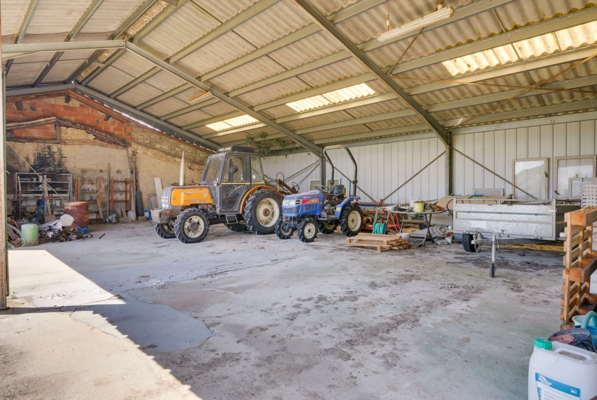 Belle longère de 190m² avec garage, hangar et grand terrain à Marcillac 