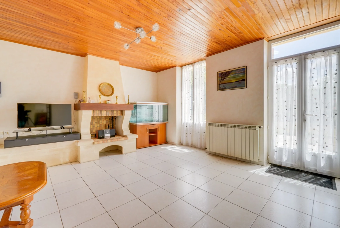 Belle longère de 190m² avec garage, hangar et grand terrain à Marcillac 
