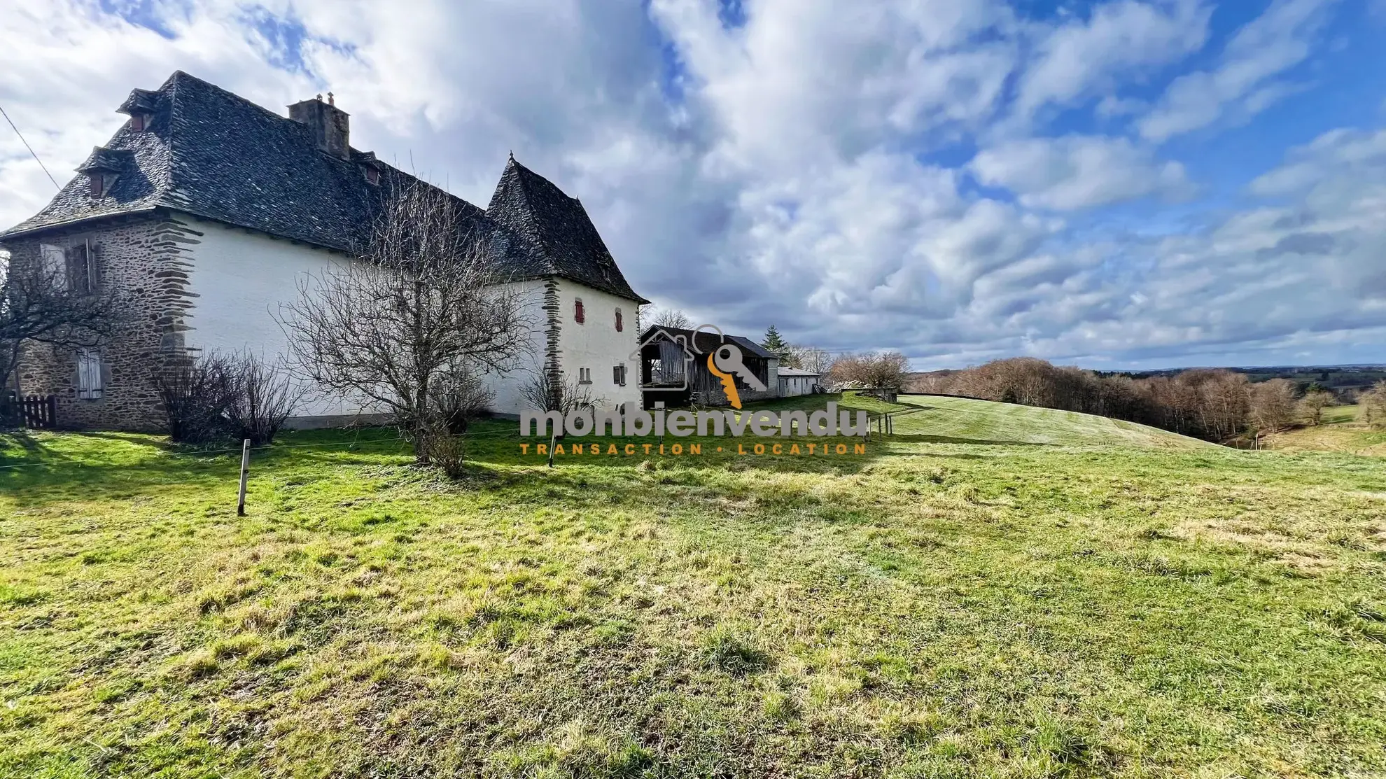 Maison ancienne de caractère à Roannes-Saint-Mary, 186 m² avec cave et potentiel d'aménagement 