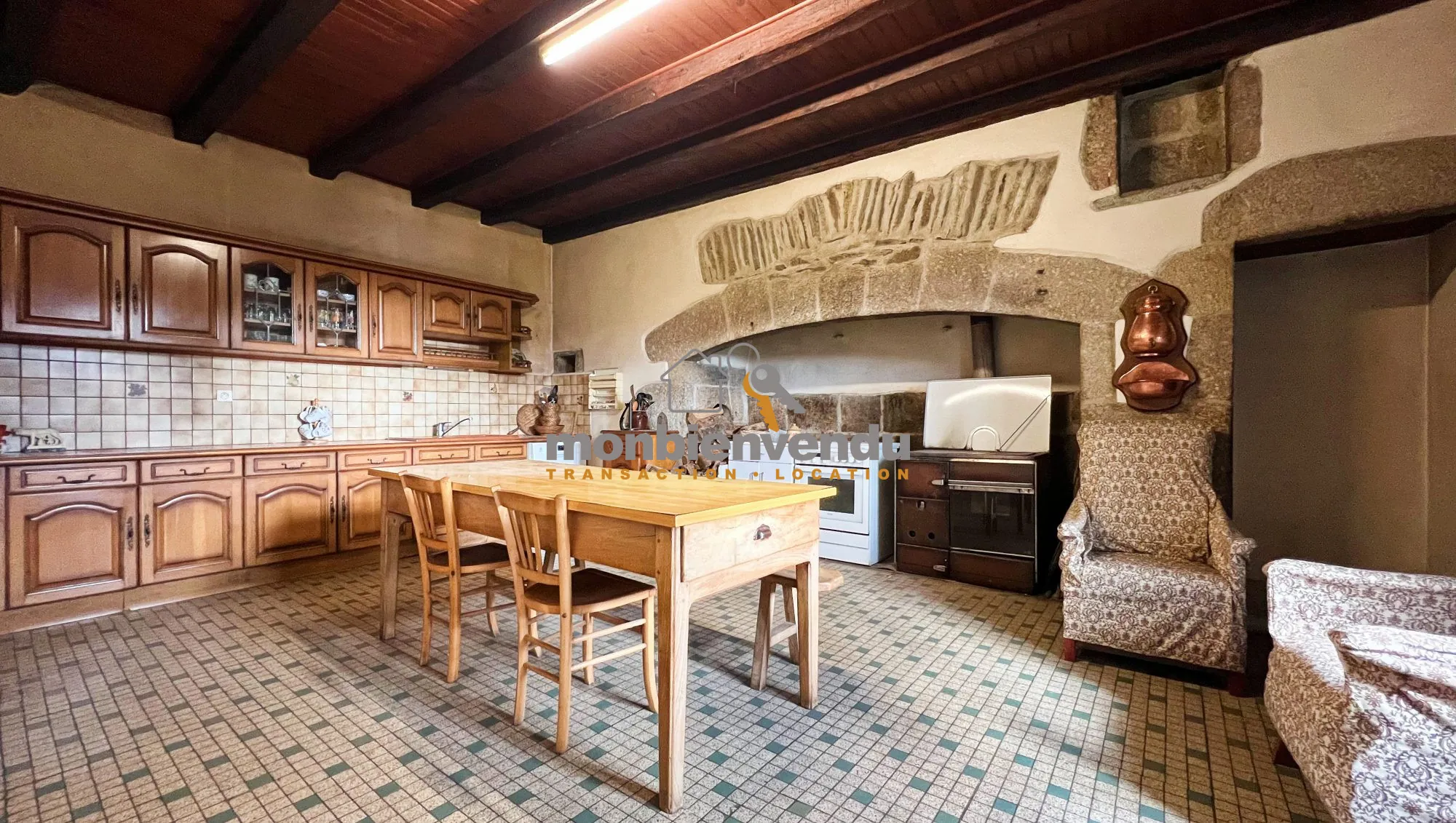 Maison ancienne de caractère à Roannes-Saint-Mary, 186 m² avec cave et potentiel d'aménagement 