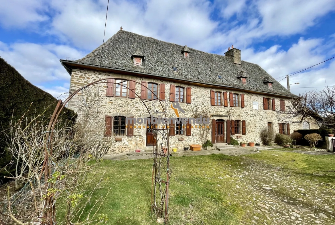 Maison ancienne de caractère à Roannes-Saint-Mary, 186 m² avec cave et potentiel d'aménagement 