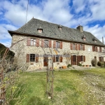 Maison ancienne de caractère à Roannes-Saint-Mary, 186 m² avec cave et potentiel d'aménagement