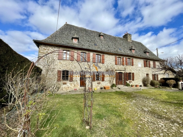 Maison ancienne de caractère à Roannes-Saint-Mary, 186 m² avec cave et potentiel d'aménagement
