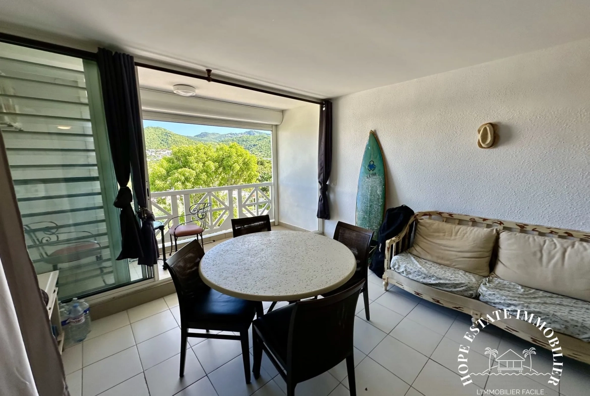 Studio à vendre avec balcon à Marigot - Résidence calme et vue dégagée 