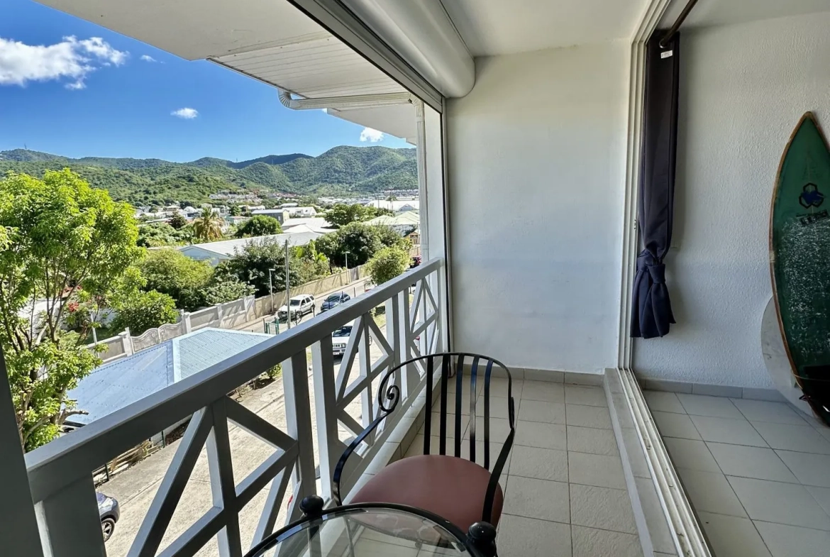 Studio à vendre avec balcon à Marigot - Résidence calme et vue dégagée 