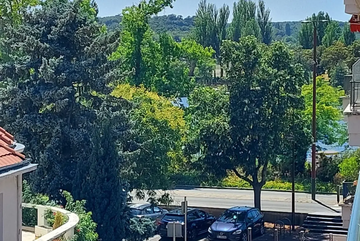 Bel appartement lumineux avec vue lac à Vichy - 2 chambres, garage, sans travaux 