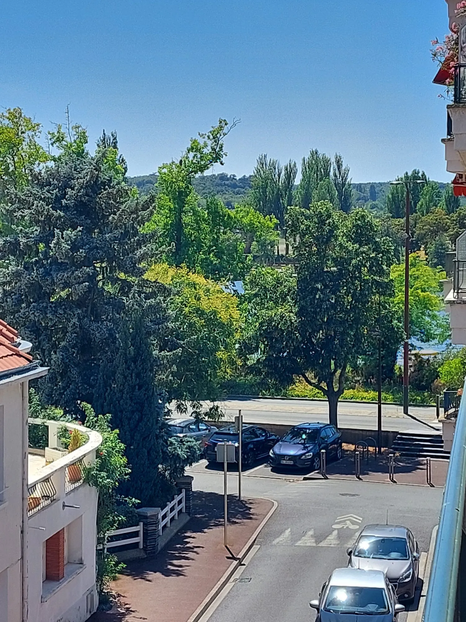 Bel appartement lumineux avec vue lac à Vichy - 2 chambres, garage, sans travaux 