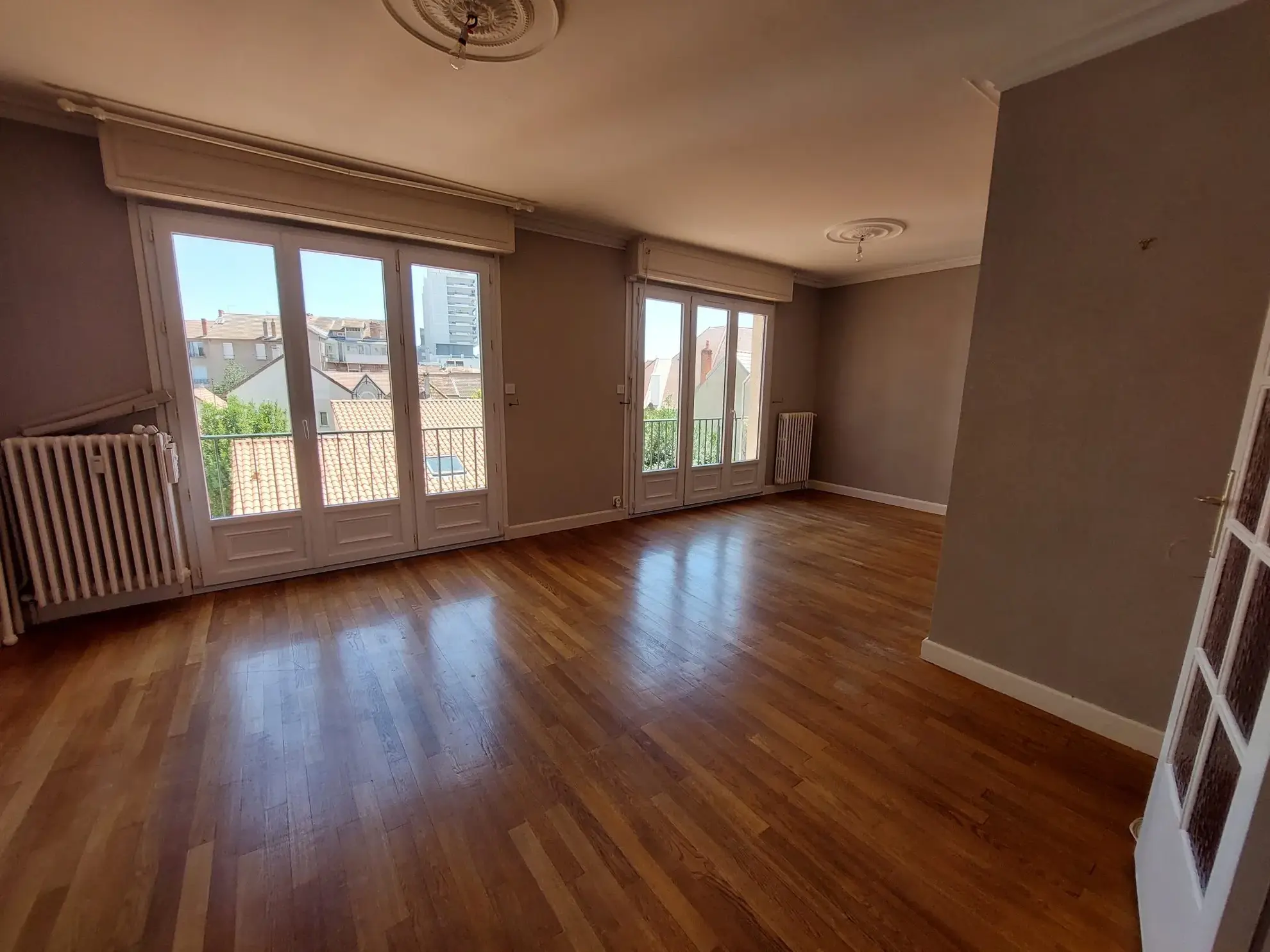 Bel appartement lumineux avec vue lac à Vichy - 2 chambres, garage, sans travaux 