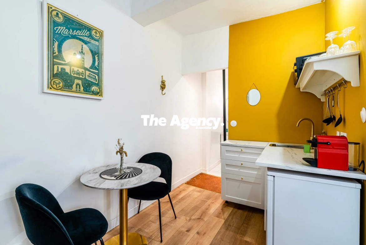 Studio rénové de 16m² au Panier, Marseille - Vente meublée 