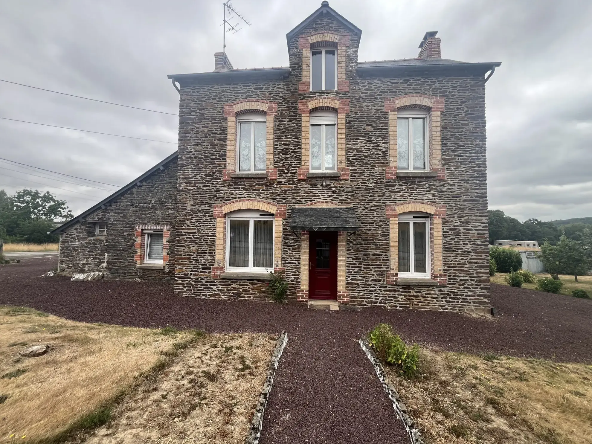 Charmante maison de campagne à Neant-sur-Yvel avec jardin de 1619 m² 