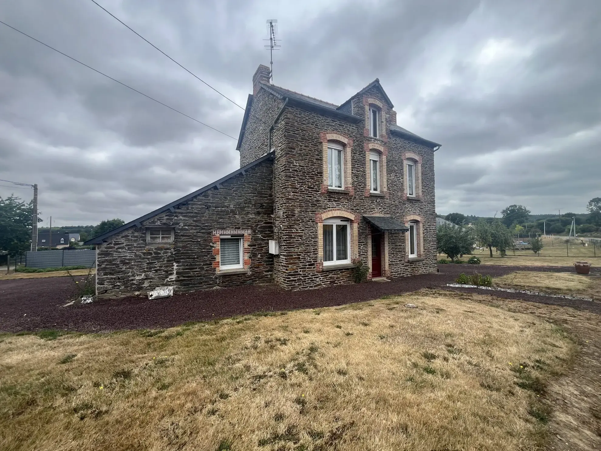 Charmante maison de campagne à Neant-sur-Yvel avec jardin de 1619 m² 