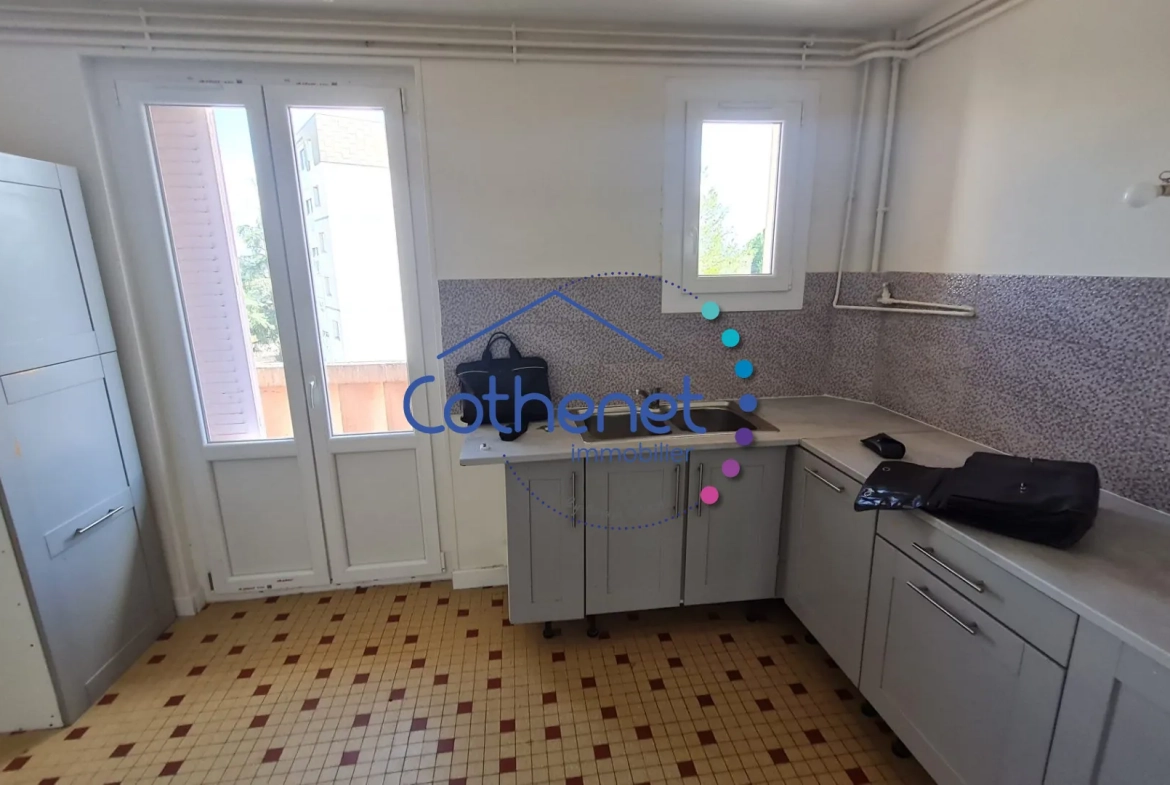 Appartement 4 pièces rénové à Roanne - Dernier étage avec balcon et cave 