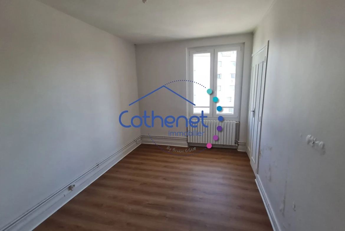 Appartement 4 pièces rénové à Roanne - Dernier étage avec balcon et cave 