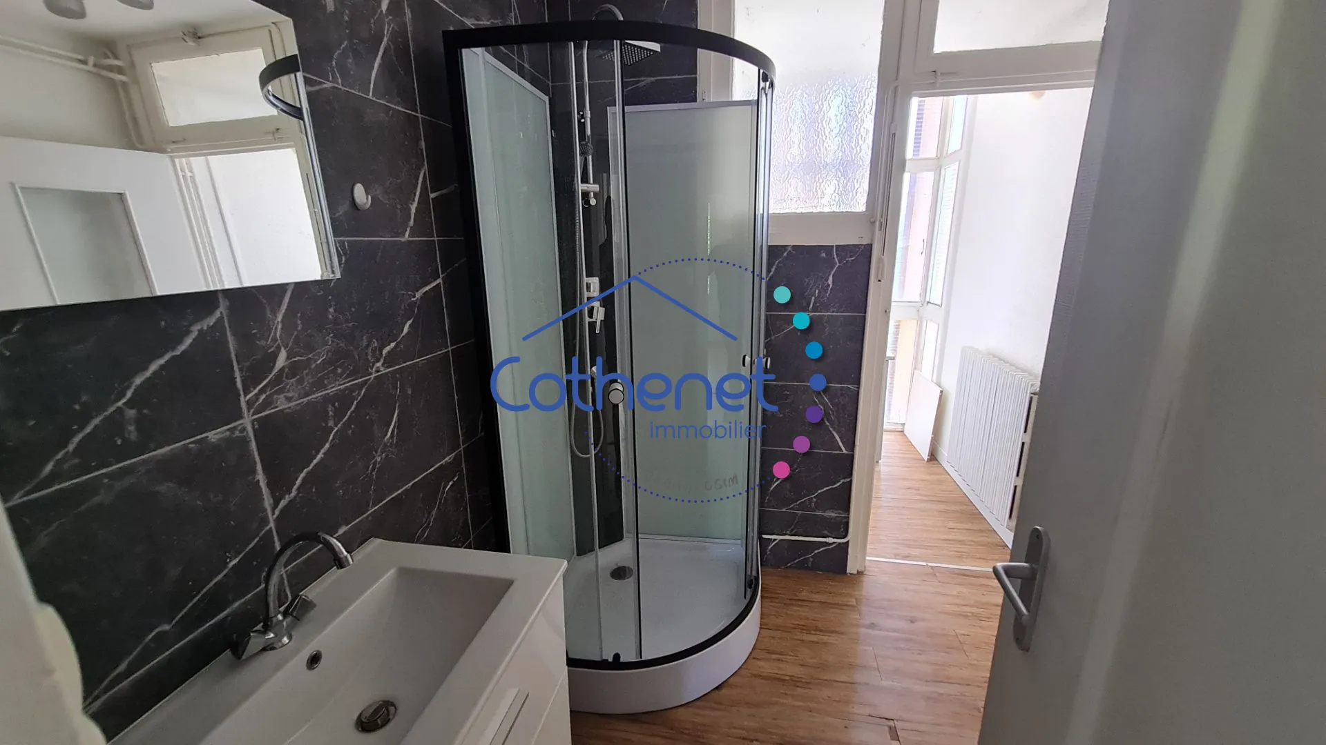 Appartement 4 pièces rénové à Roanne - Dernier étage avec balcon et cave 