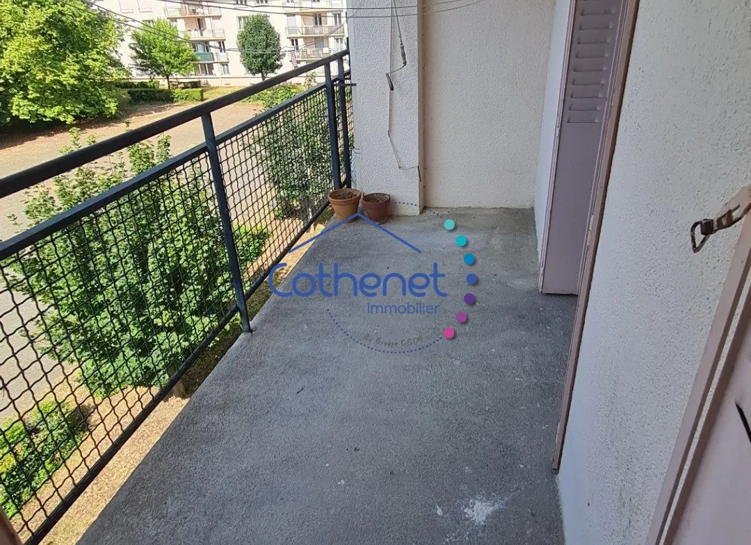 Appartement 4 pièces rénové à Roanne - Dernier étage avec balcon et cave 
