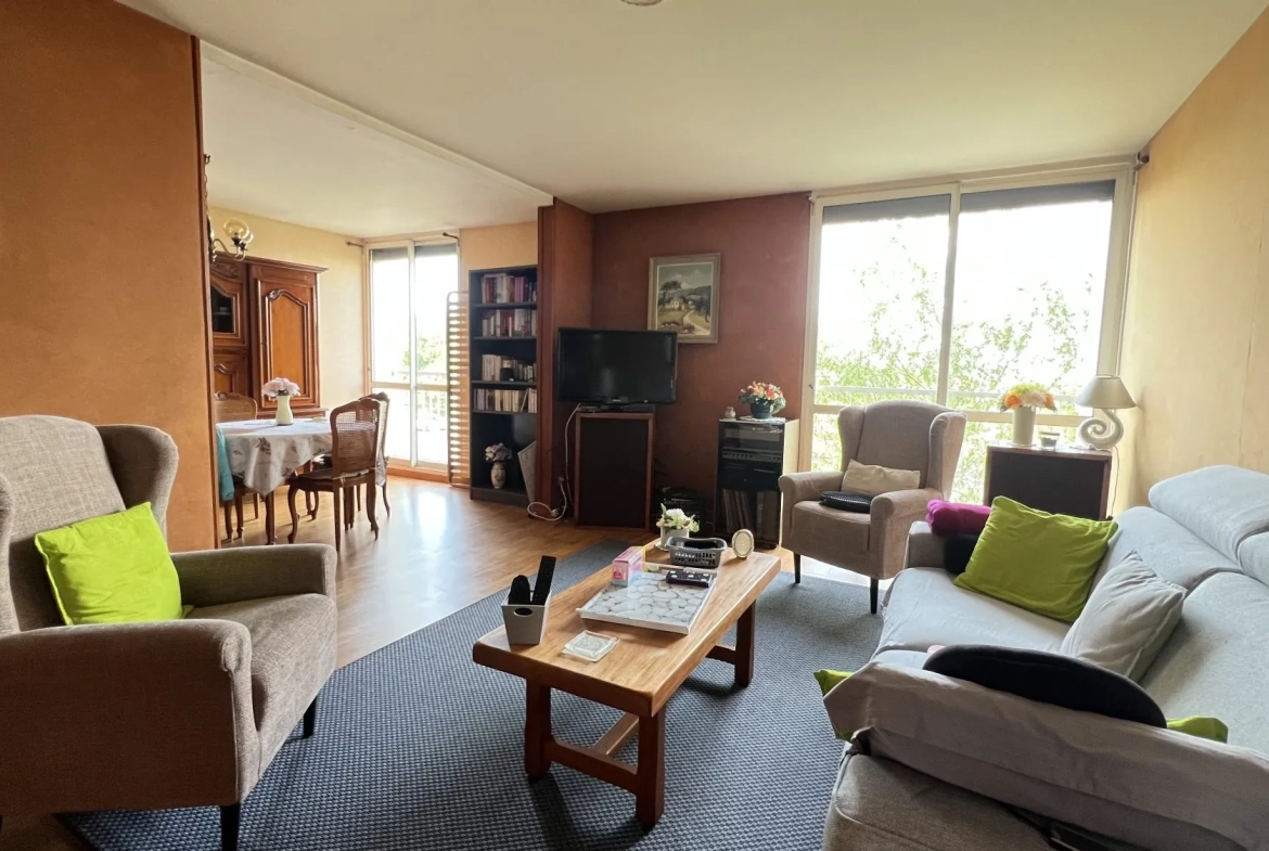 Appartement traversant T4/5 avec balcon et parking à Colomiers 